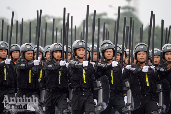 Cận cảnh những trang thiết bị "khủng" của Cảnh sát cơ động Hà Nội ảnh 7