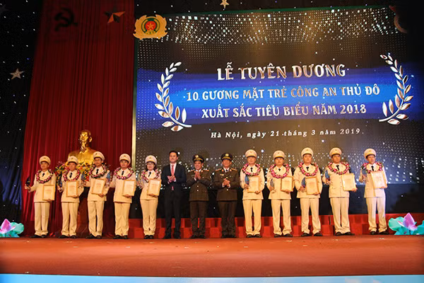 Tuyên dương 10 gương mặt trẻ CATP: Khắc họa sinh động người chiến sỹ Công an Thủ đô bản lĩnh, nhân văn, vì nhân dân phục vụ ảnh 5