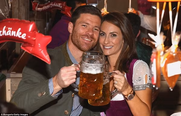 Dàn WAGs Bayern Munich khoe sắc trong lễ hội Oktoberfest ảnh 5