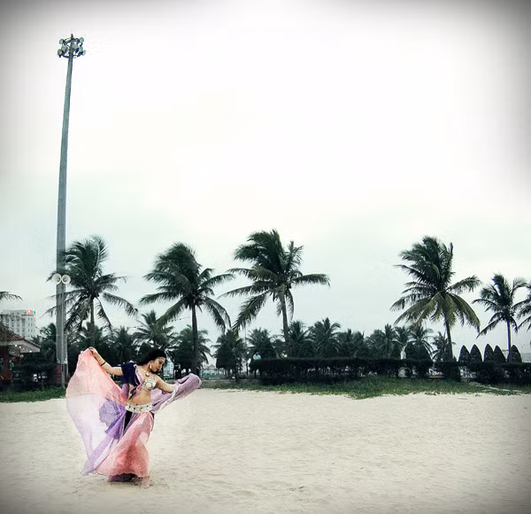 Màn múa bụng huyền ảo trên bãi biển của vũ công bellydance ảnh 1