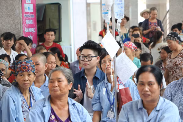 Đức Phúc "nhắn nhủ" cô giáo Mỹ Tâm cùng mang âm nhạc đến bệnh viện ảnh 7
