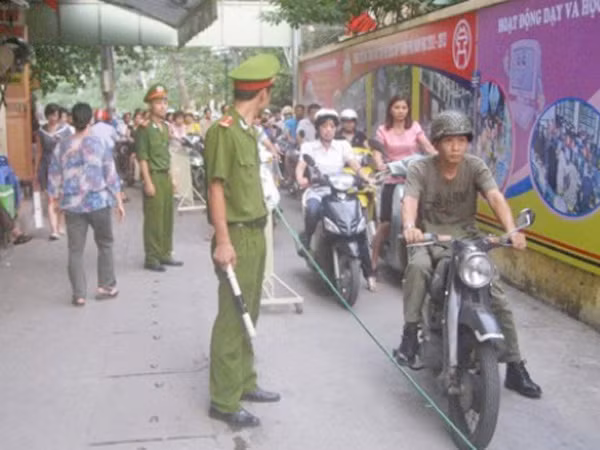 Không để ùn tắc trong ngày khai trường ảnh 1