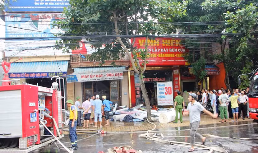 Huy động 6 xe cứu hỏa dập đám cháy ở cửa hàng kinh doanh đệm ảnh 2