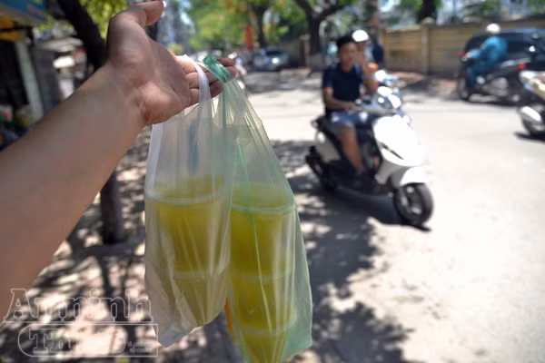 Nắng nóng gay gắt ở Hà Nội, xe máy phải "độ" thêm mái che ảnh 11