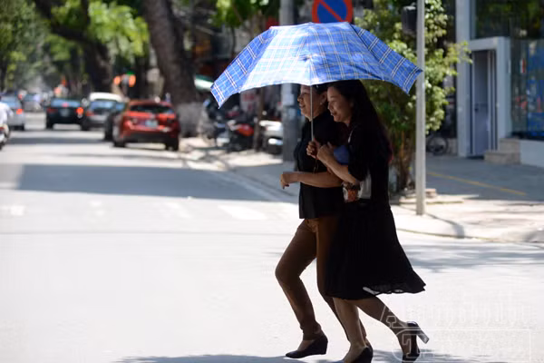 Nắng nóng gay gắt ở Hà Nội, xe máy phải "độ" thêm mái che ảnh 10