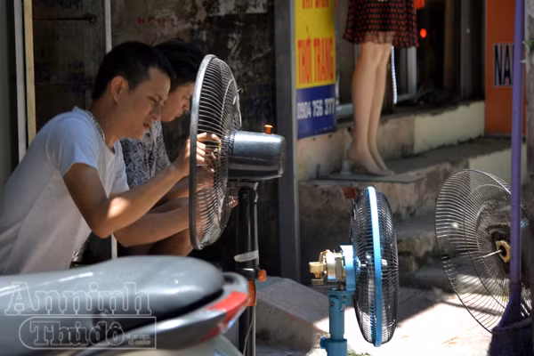 Nắng nóng gay gắt ở Hà Nội, xe máy phải "độ" thêm mái che ảnh 8