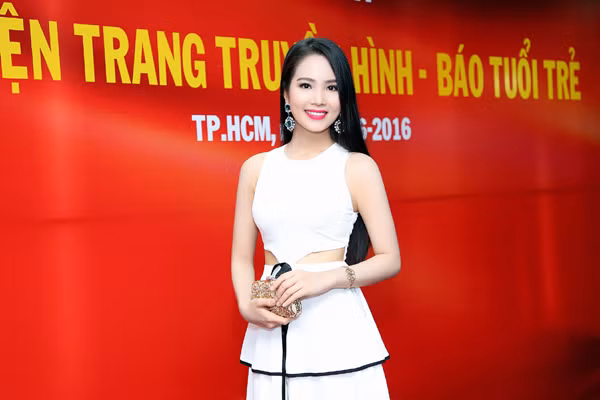 Dương Kim Ánh diện đầm cách điệu khoe "vòng eo con kiến" ảnh 2 Dương Kim Ánh diện đầm cách điệu khoe "vòng eo con kiến" ảnh 2