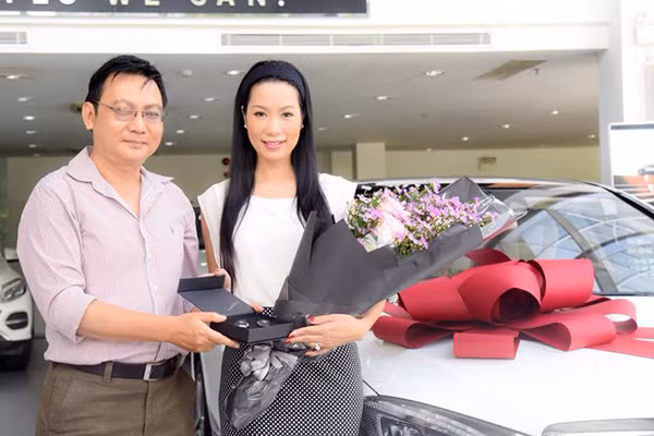 Á hậu Trịnh Kim Chi được tặng quà sinh nhật 5 tỷ đồng ảnh 1