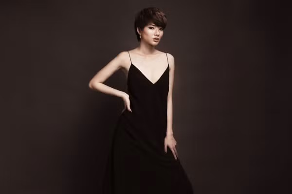Kim Nhã "lột xác" thành quý cô, hờ hững khoe lưng thon ảnh 3