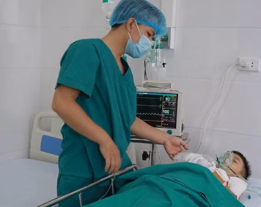 Bé 8 tuổi nhập viện cấp cứu vì đồ chơi bằng pin phát nổ ảnh 1