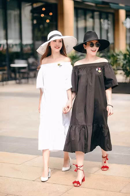 Chị em Yến Trang - Yến Nhi diện thời trang cá tính dạo phố ảnh 2 Chị em Yến Trang - Yến Nhi diện thời trang cá tính dạo phố ảnh 2