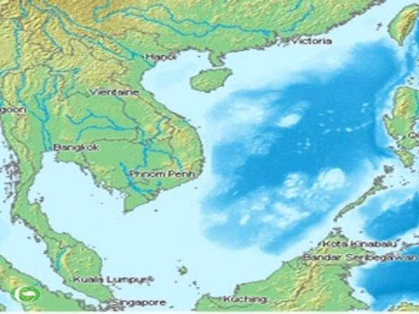 Trung Quốc: Nhật Bản có "lịch sử đáng xấu hổ", đừng nói chuyện Biển Đông! ảnh 1