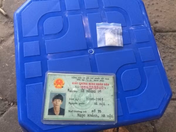 Giấu ma túy trong người, nói mẹ đang nằm viện để xin tha ảnh 1