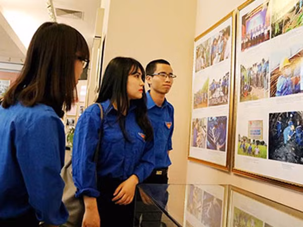 "Hồ Chí Minh và thế hệ trẻ" ảnh 1