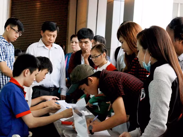 Kỳ tuyển sinh 2015: Nháo nhào rút, nộp hồ sơ ảnh 1