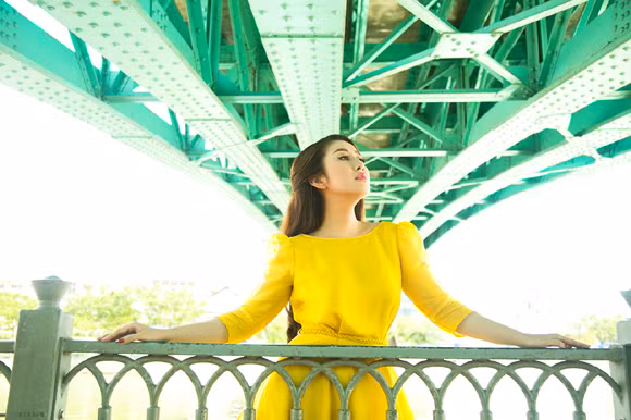 MC Kim Trang “thả dáng” kiêu kỳ với đầm vàng rực rỡ ảnh 6