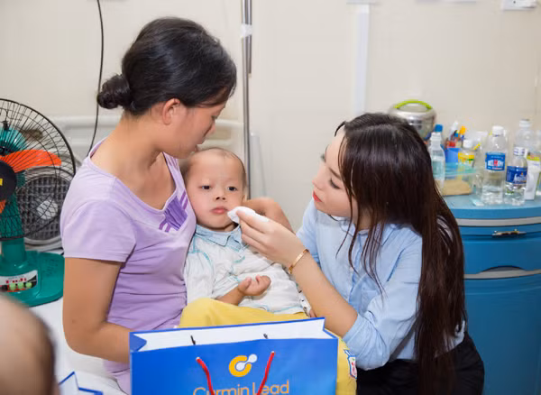 Hoa hậu Kỳ Duyên mang Trung thu sớm đến cho trẻ em ảnh 10