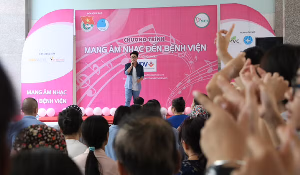Đức Phúc "nhắn nhủ" cô giáo Mỹ Tâm cùng mang âm nhạc đến bệnh viện ảnh 8