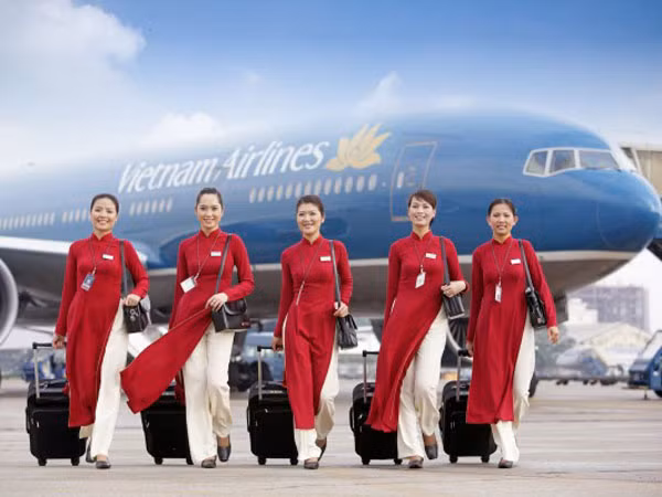 Đồng phục mới của tiếp viên Vietnam Airlines: Đột phá nhưng vẫn bị chê! ảnh 4