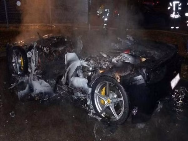 Thiếu gia đốt Ferrari gần 5 tỷ đồng "vòi" cha "tậu" siêu xe đời mới ảnh 1