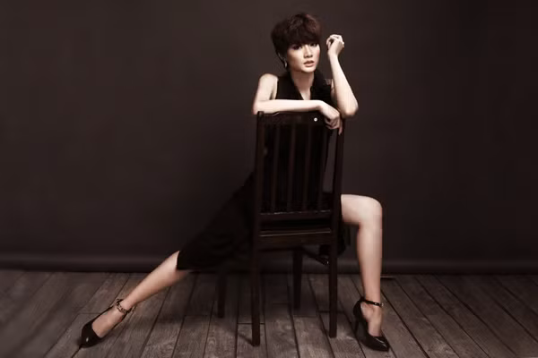 Kim Nhã "lột xác" thành quý cô, hờ hững khoe lưng thon ảnh 7