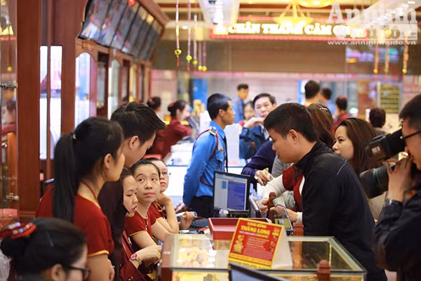 Thêm hình ảnh người Hà Nội xếp hàng mua vàng ngày vía thần tài ảnh 5