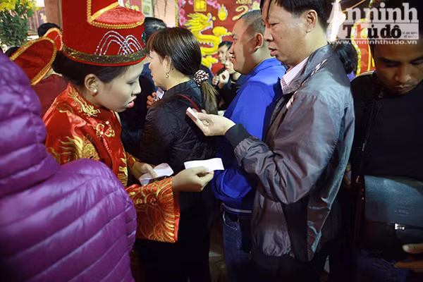 Thêm hình ảnh người Hà Nội xếp hàng mua vàng ngày vía thần tài ảnh 4