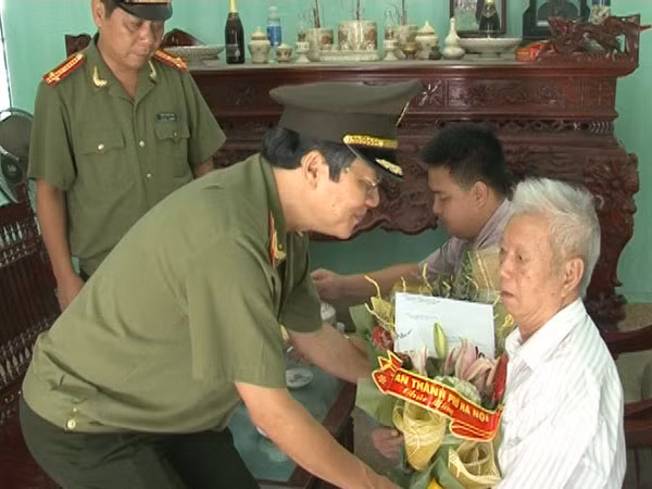 Thăm, chúc mừng các đồng chí nguyên lãnh đạo Công an thành phố ảnh 2