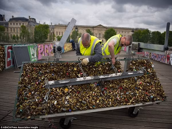 Chùm ảnh: “Mở khóa” tình yêu “cứu sống” cầu Pont des Arts ở Paris ảnh 8