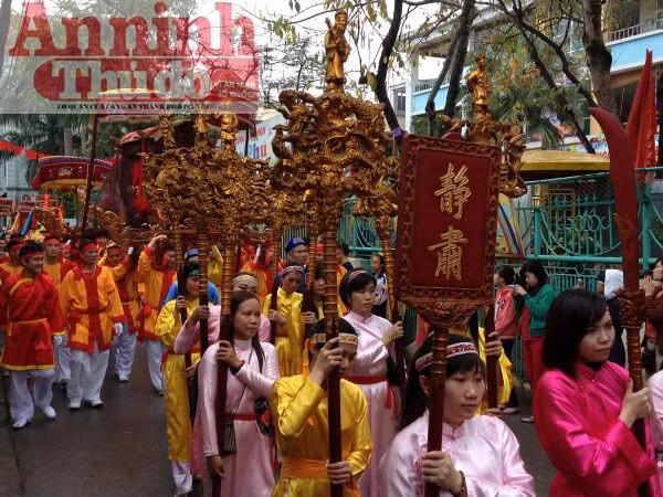 Lễ rước “hoành tráng” ở làng lụa lớn nhất nước ảnh 26