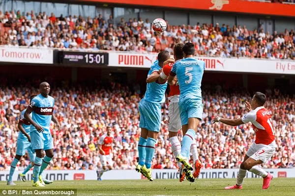 Giroud may mắn thoát khỏi chấn thương sọ não ảnh 2