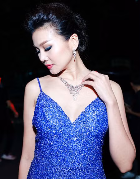 Siêu mẫu Thanh Hằng gây bất ngờ khi đi… chân đất dự sự kiện ảnh 1
