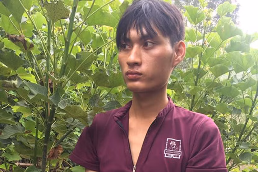 Nam thanh niên dở trò với con gái bạn nhậu ảnh 1