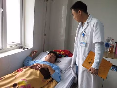 Khiển trách thầy giáo tát học sinh vì đốt giấy trong lớp học ảnh 1