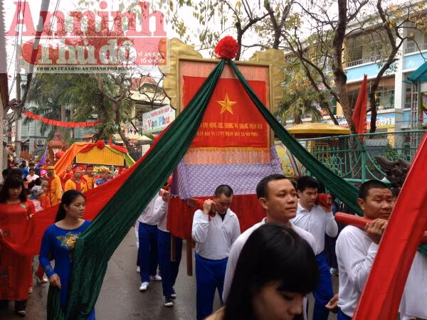 Lễ rước “hoành tráng” ở làng lụa lớn nhất nước ảnh 14