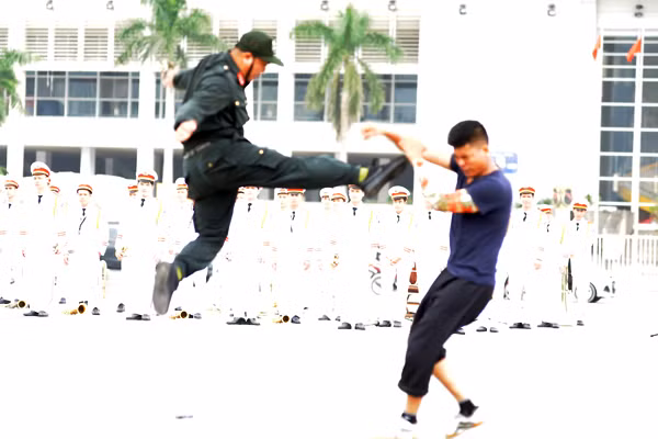 Xem Cảnh sát cơ động Hà Nội đánh võ, bắn súng điêu luyện ảnh 4