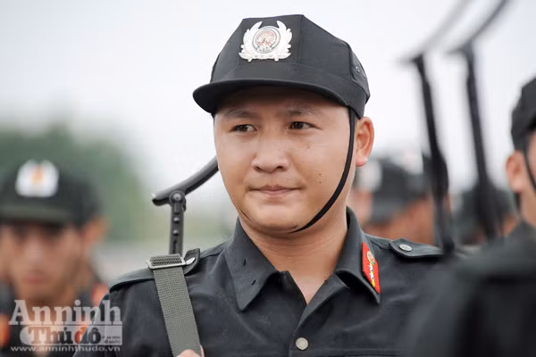 Xem Cảnh sát cơ động Hà Nội đánh võ, bắn súng điêu luyện ảnh 8