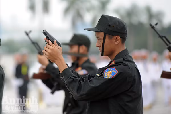 Xem Cảnh sát cơ động Hà Nội đánh võ, bắn súng điêu luyện ảnh 9