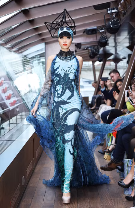 Ấn tượng show thời trang thắp sáng sông Seine ảnh 4