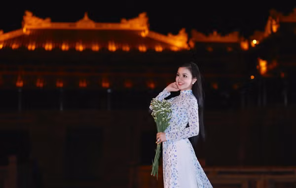 Đến Huế mộng mơ, Janny Thủy Trần khoe vẻ đẹp dịu dàng với áo dài ảnh 8