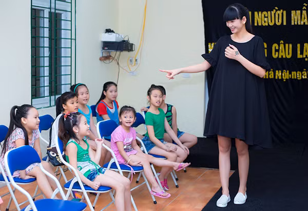 Siêu mẫu Hạ Vy “bế bụng bầu” lên bục giảng ảnh 5