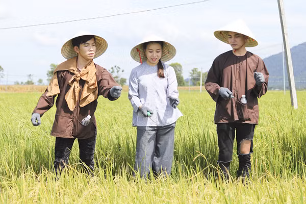 Project Runway Vietnam 2015: NTK Hải Yến "hoá thân" thôn nữ trên cánh đồng ảnh 7