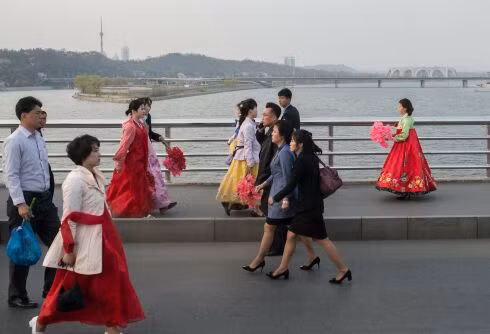 Người dân Bình Nhưỡng vội vã tới cơ quan cho kịp giờ làm
