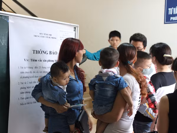 Hà Nội bắt đầu tiêm vaccine Quinvaxem miễn phí ảnh 1