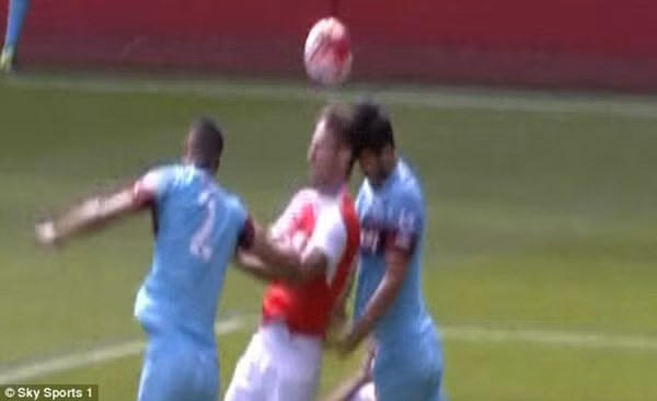 Giroud may mắn thoát khỏi chấn thương sọ não ảnh 3