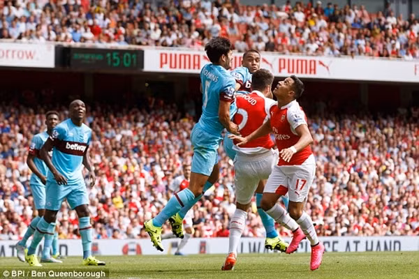 Giroud may mắn thoát khỏi chấn thương sọ não ảnh 4