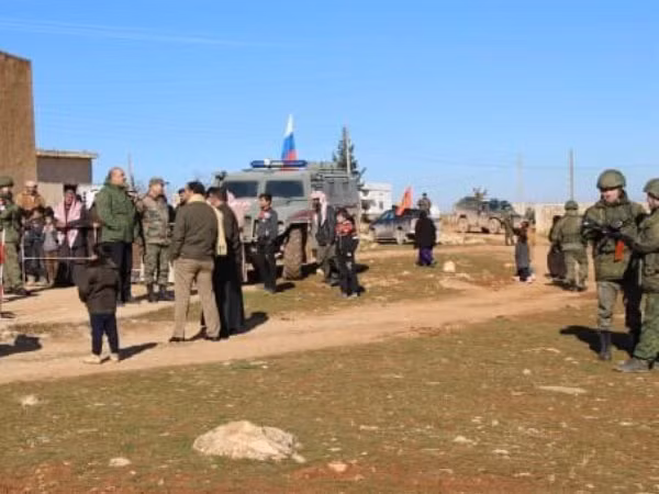 Căng thẳng với Mỹ, Nga vội điều quân tiếp viện đến Bắc Syria ảnh 1