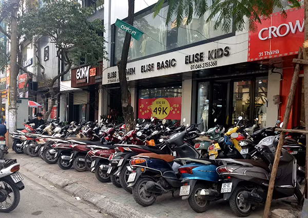Người dân Hà Nội đổ xô đi săn hàng giảm giá cuối năm ảnh 4