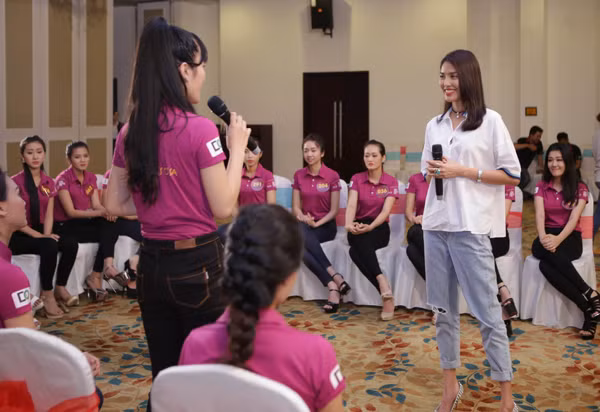 Lan Khuê ăn mặc giản dị, thị phạm catwalk cho thí sinh "Người đẹp xứ Dừa" ảnh 5