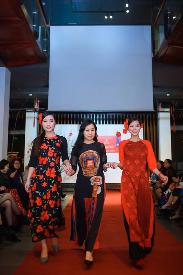 Chiêm ngưỡng những mẫu thiết kế áo dài Tết 2018 mới nhất ảnh 2
